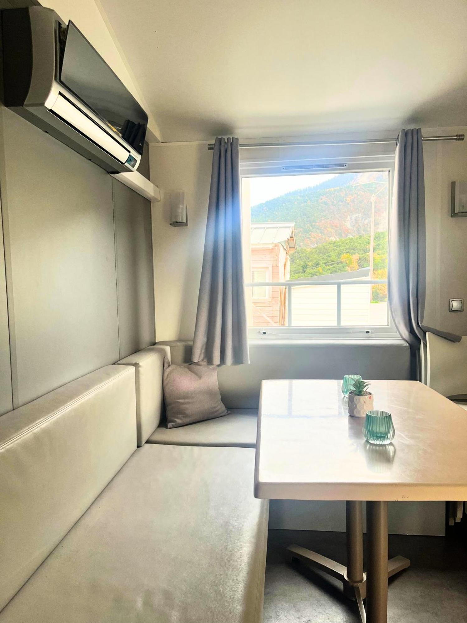 Village De Chalets Et Camping La Pierre De L'Aigle La Bréole Zewnętrze zdjęcie